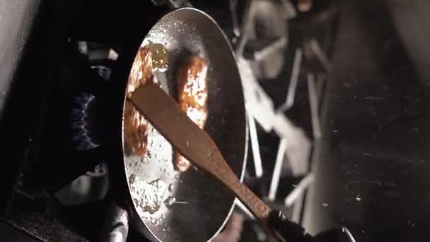 炸鸡胸肉放在锅里煎 垂直录像 — 图库视频影像