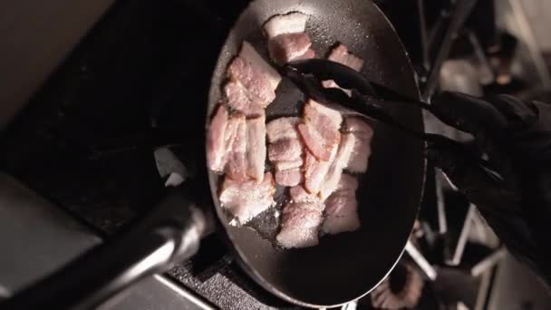 Tillagning Caesarsallad Närbild Kockar Händer Vända Över Bitar Bacon Stekpanna — Stockvideo