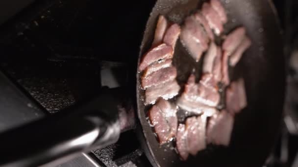 在煎锅中烹调的培根条或切碎片 凯撒沙拉的配料垂直录像 — 图库视频影像