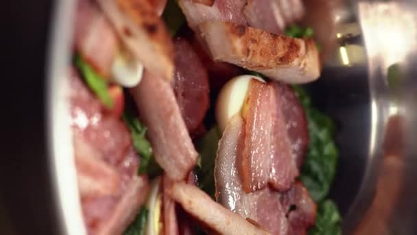 Koch Kocht Cäsar Salat Der Restaurantküche Legt Gebratene Speckscheiben Eine — Stockvideo