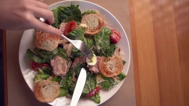 Kadınların Elleri Sezar Salatası Restoranda Masada Yakın Çekim Dikey Video — Stok video