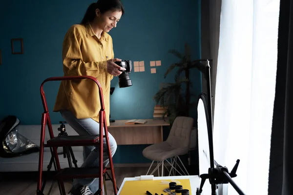 Женщина Фотограф Устанавливает Камеру Домашней Студии Современный Блогер Создатель Контента — стоковое фото