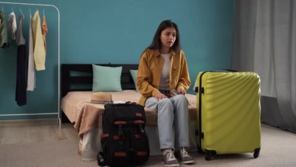 Una Joven Nerviosa Está Lista Para Viajar Esperando Sentada Cama — Vídeos de Stock