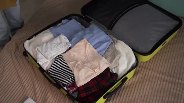 Kvinna Packning Resväska Hemma Förbereder Sig För Resa Ovanifrån Närbild — Stockvideo