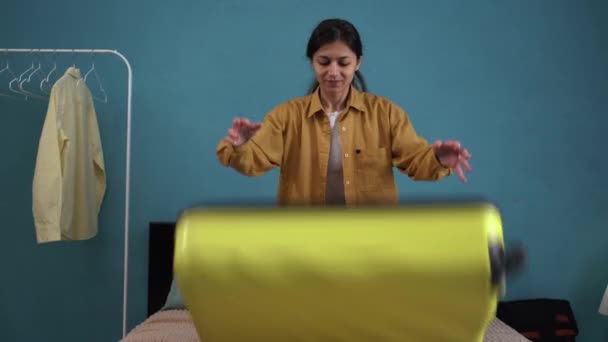Młoda Kobieta Rozpakowuje Bagaże Pokoju Hotelowym Bagaż Podróż Wakacyjną Koncepcja — Wideo stockowe