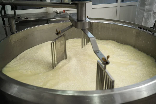 Miscelare Latte Una Grande Cisterna Acciaio Inox Sulla Produzione Formaggio — Foto Stock
