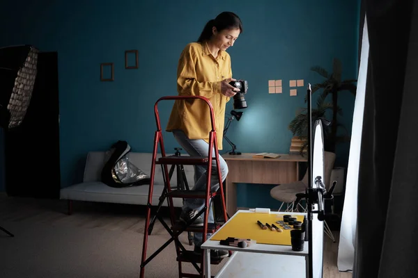 Женщина Фотограф Устанавливает Камеру Домашней Студии Современный Блогер Создатель Контента — стоковое фото