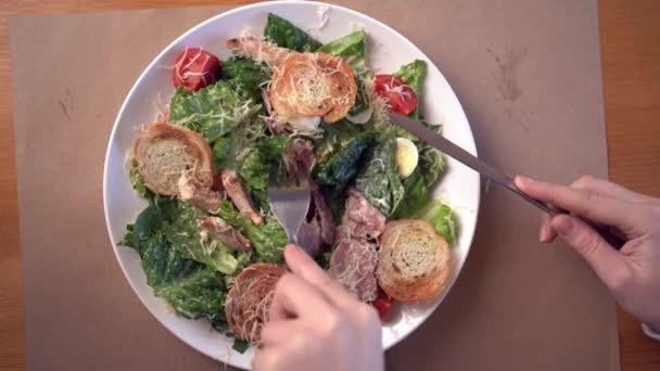 Ženy Ruce Caesar Salát Stole Restauraci Pohled Shora Kopírovat Prostor — Stock video