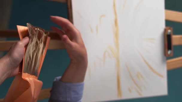 Θηλυκά Χέρια Απλώνουν Χρυσό Πέταλο Στην Εικόνα Στο Στούντιο Τέχνης — Αρχείο Βίντεο