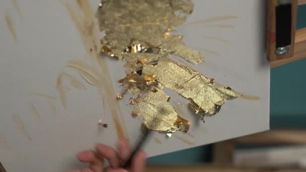 Close Mãos Pintor Com Pincel Aplicando Ouro Potal Para Pintura — Vídeo de Stock