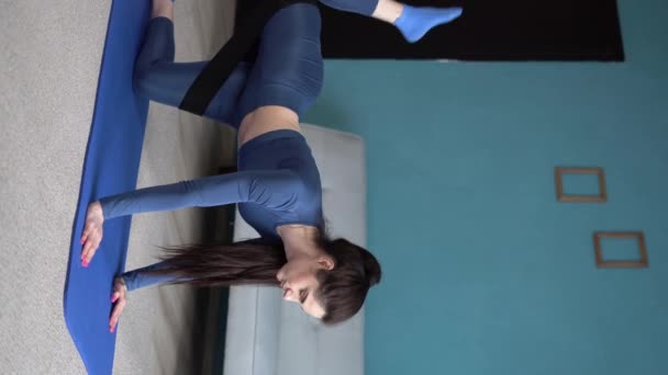 身披腿和上衣的胖女人用弹性带做伸展运动 拉紧肌肉 再伸展一下 女孩保持健康 垂直录像 — 图库视频影像