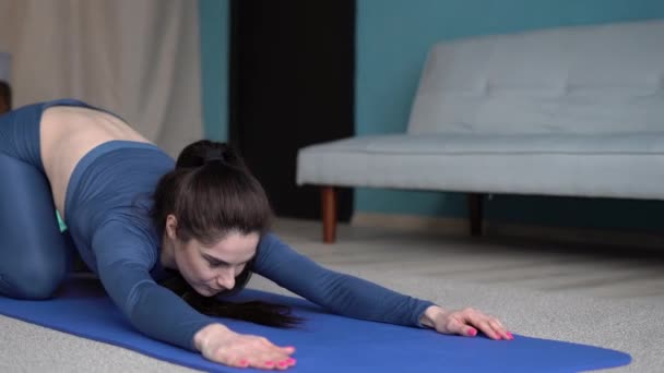Giovane Donna Che Pratica Yoga Casa Facendo Asana Con Cat — Video Stock