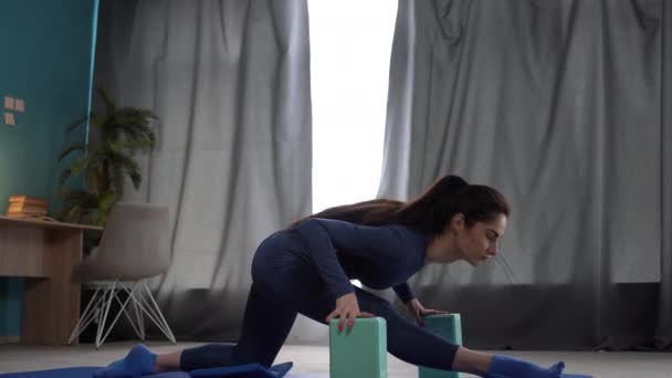 Atractiva Mujer Que Practica Yoga Casa Utiliza Bloques Yoga Para — Vídeo de stock