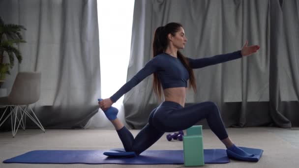 Jeune Femme Hispanique Vêtements Sport Faire Yoga Maison Debout Sur — Video