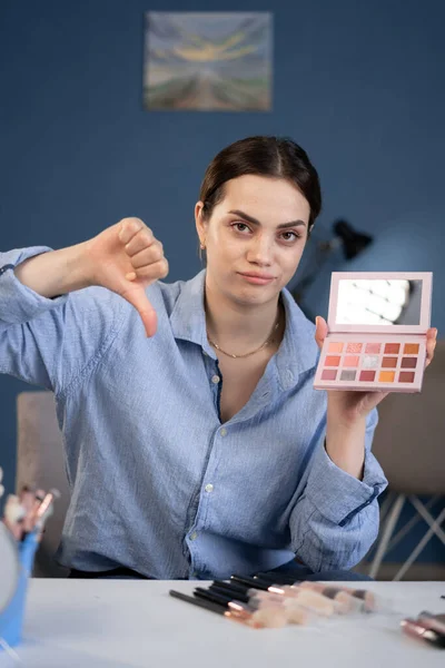 Blogerka Piękności Kobieta Filmowanie Makijaż Samouczek Przed Kamerą Vlogger Kobieta — Zdjęcie stockowe
