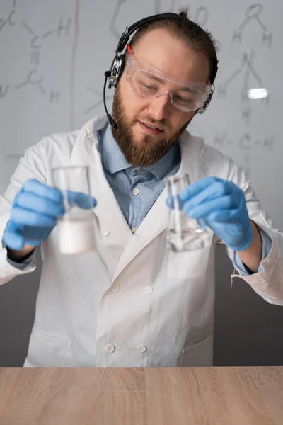 Profesor Química Auricular Inalámbrico Lleva Cabo Una Lección Línea Que — Foto de Stock
