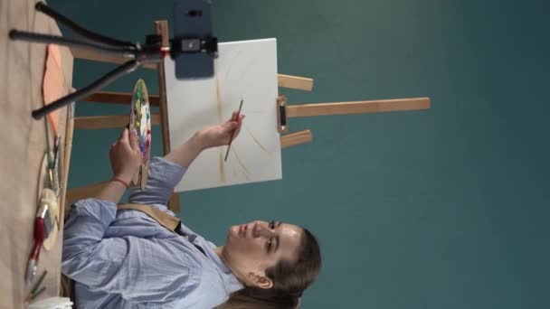 Blogger Élőben Stúdiójából Tehetséges Női Festő Mosolyog Vegyes Festékek Miközben — Stock videók