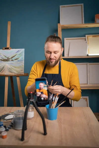 Uomo Creativo Vlogging Sua Tecnica Pittura Abilità Studio Arte Concetto — Foto Stock