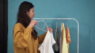 Çekici bir kadın, giysiler hazırlıyor, bavul hazırlıyor. Bayan turist bavulları hazırlıyor, tatil gezisine çıkmaya hazır. Boşluğu kopyala