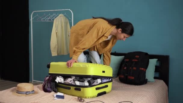 Vorbereitung Reisekoffer Hause Frau Versucht Koffer Mit Vielen Dingen Auf — Stockvideo
