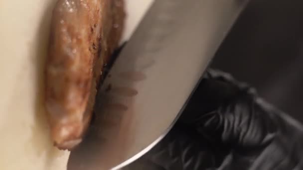 伝統的なイタリア料理 シェフの料理シーザーサラダカットまな板の上に燻製チキンフィレ 垂直ビデオ — ストック動画