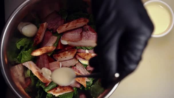 シェフはシーザーサラダを調理し 上記のソースを注ぐ ボウルに具材を入れる レストラン料理のコンセプト 垂直ビデオ — ストック動画