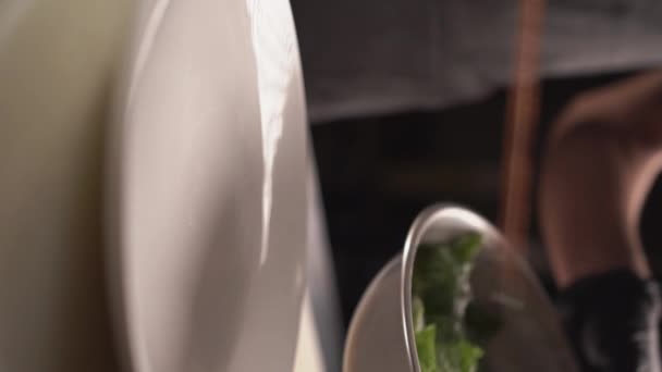 Šéfkuchař Dává Caesar Salát Bílého Talíře Vaření Koncepce Restaurace Svislé — Stock video
