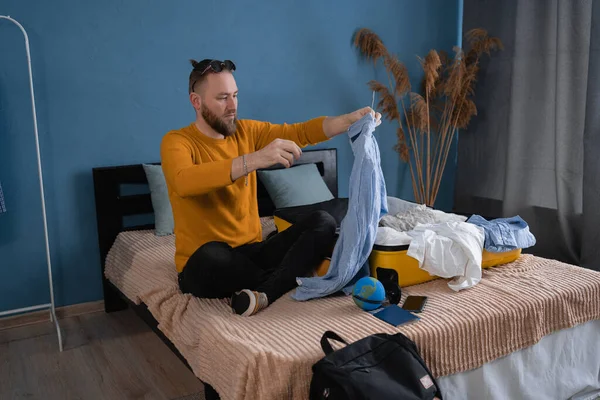 Evinde Giysilerini Bavula Koyan Bir Adam Seyahat Konsepti Boşluğu Kopyala — Stok fotoğraf