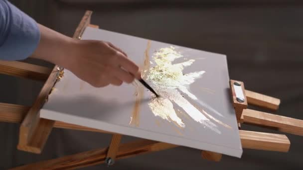 Mão Artista Com Pintura Pincel Imagem Usando Potal Dourado Pintura — Vídeo de Stock