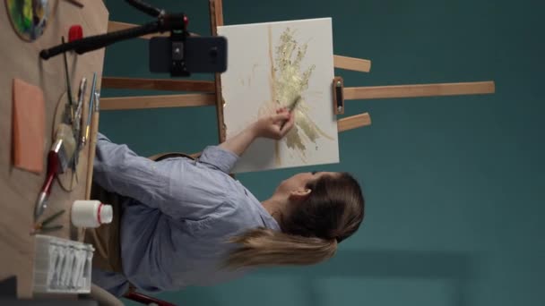 Καλλιτέχνης Εφαρμογή Χρυσή Potal Για Ζωγραφική Της Ενώ Ζωγραφική Στο — Αρχείο Βίντεο
