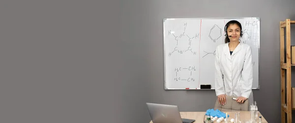 Καθηγήτρια Γυμνασίου Που Εργάζεται Από Σπίτι Διδάσκει Χημεία Online Μαθητές — Φωτογραφία Αρχείου
