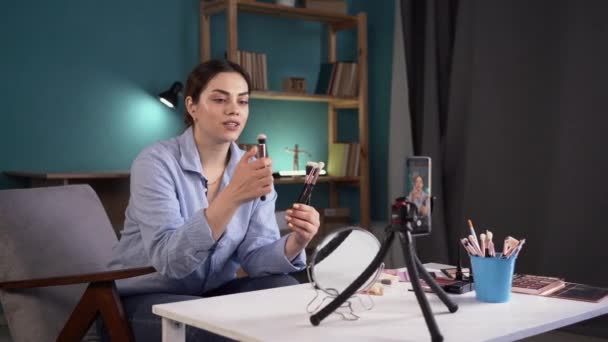 Mulher Com Influência Mídia Social Recomenda Produtos Maquiagem Acessórios Mostra — Vídeo de Stock