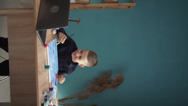 Educación Línea Los Niños Colegial Una Videolección Sobre Dibujar Chat — Vídeos de Stock