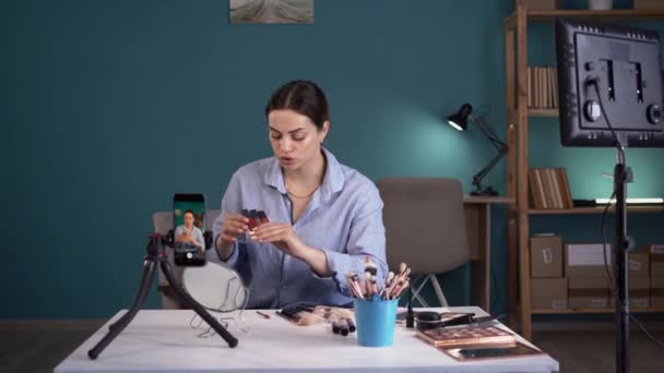 Hermosas Mujeres Con Influencia Las Redes Sociales Recomiendan Productos Maquillaje — Vídeos de Stock