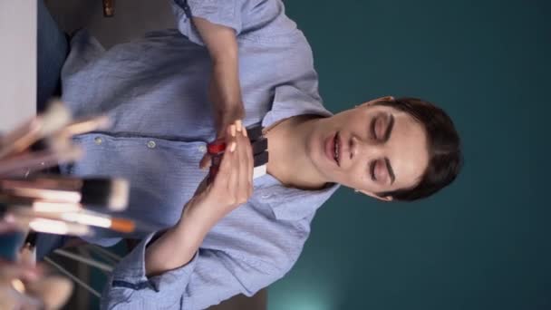 Vrouw Invloed Raadt Make Producten Accessoires Toont Verschillende Tinten Lippenstift — Stockvideo