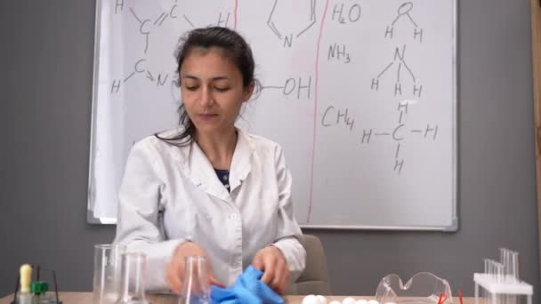 Блогер Вчитель Записує Відео Прямому Ефірі Показуючи Хімічну Формулу Дошці — стокове відео