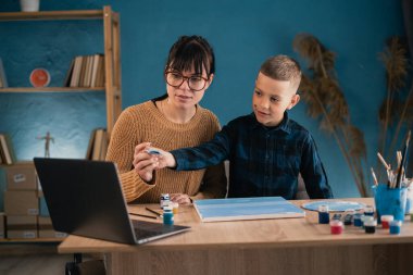 Çevrimiçi çocuk eğitimi. Matya oğul okul çocuğu video dersi sohbet dizüstü bilgisayarında, fırça ve tuval kullanarak çizim kursu.