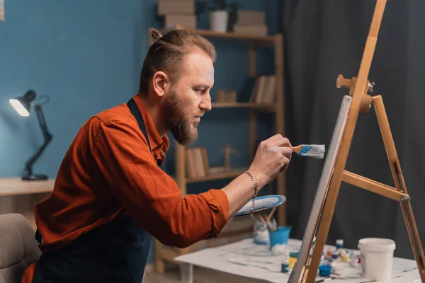 Önlüklü Beyaz Sakallı Bir Erkek Ressamın Portresi Yağlı Fırçalı Bir — Stok fotoğraf