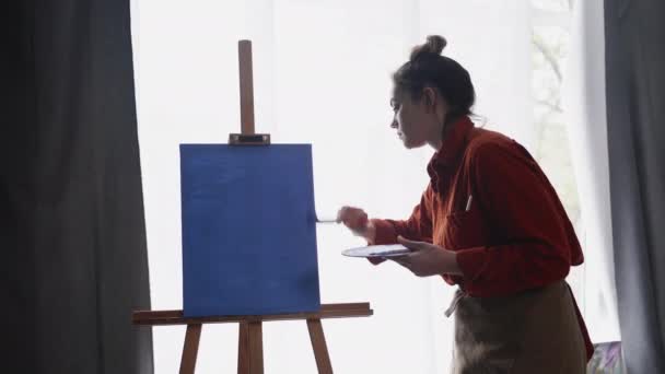 Silueta Mladé Krásné Ženy Stojí Doma Okna Kreslí Akrylovými Barvami — Stock video