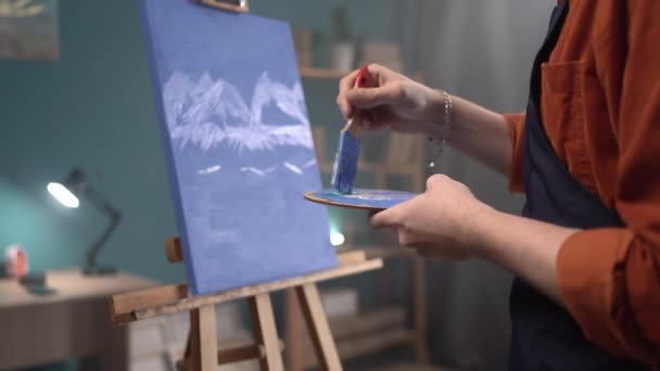 Ein Talentierter Junger Künstler Malt Ein Bild Auf Leinwand Halten — Stockvideo