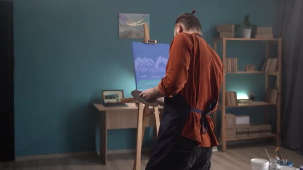 Концентрований Кавказький Чоловік Малює Картину Полотні Домашній Студії Вид Ззаду — стокове відео