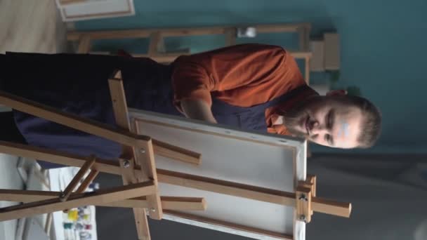 Mężczyzna Artysta Pracujący Nad Malowaniem Studio Domu Pionowe Wideo — Wideo stockowe