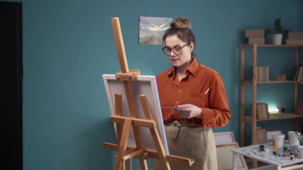 Artista Feminina Branca Bonito Faz Trabalho Arte Oficina Casa Com — Vídeo de Stock