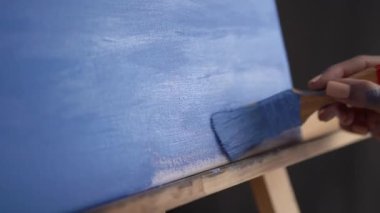 sanat, yaratıcılık ve insan konsepti - sanatçılar yüzsüz fırçayla el ele tutuşur.