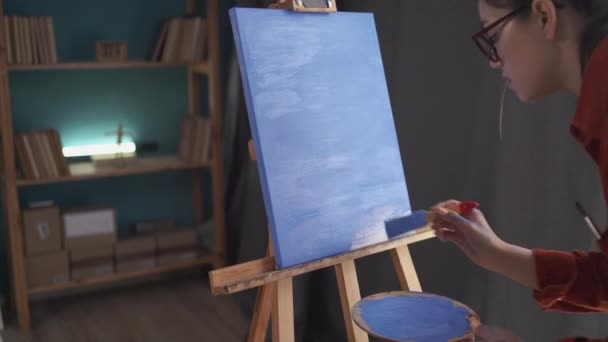 Nahaufnahmen Der Künstlerinnen Zeichnen Mit Ölfarben Ein Bild Auf Leinwand — Stockvideo