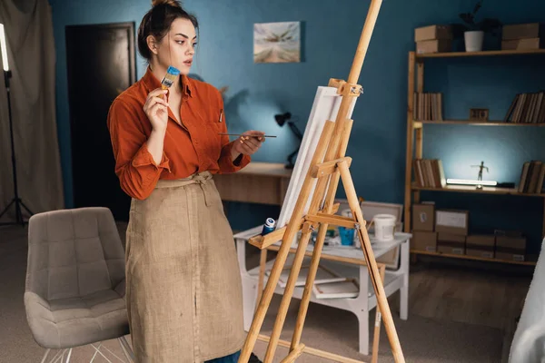 Young Brazilian Woman Artist Home Studio Stands Canvas Thinks Idea — Stock Photo, Image