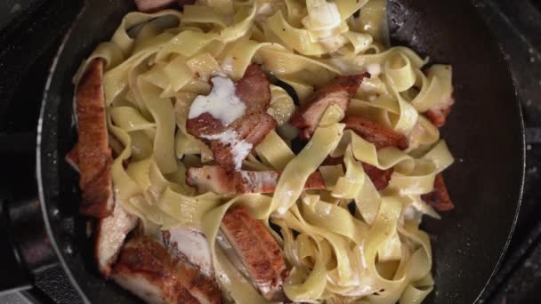 Processo Cottura Della Pasta Con Pollo Pancetta Cuoce Mani Versando — Video Stock