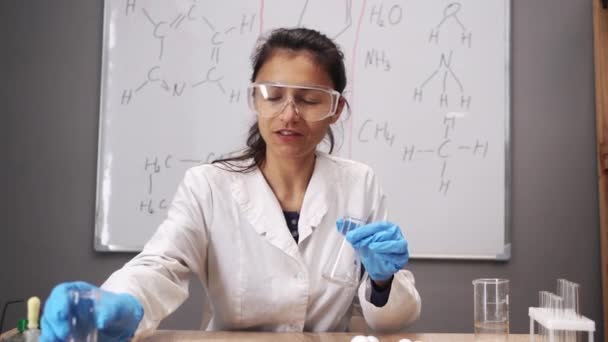 Blogger Teacher Recording Live Training Video Showing Chemical Reaction Different — Vídeo de stock