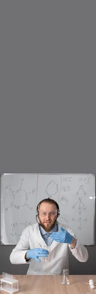 Beyazlı Bir Kimya Öğretmeni Bir Iskemle Üzerinde Formüllü Bir Tablonun — Stok fotoğraf