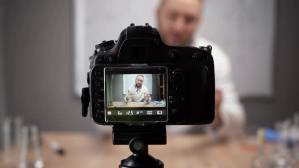 Evdeki Video Stüdyosunda Online Kimya Öğretmeni Kayıtları Var Beyaz Önlüklü — Stok video